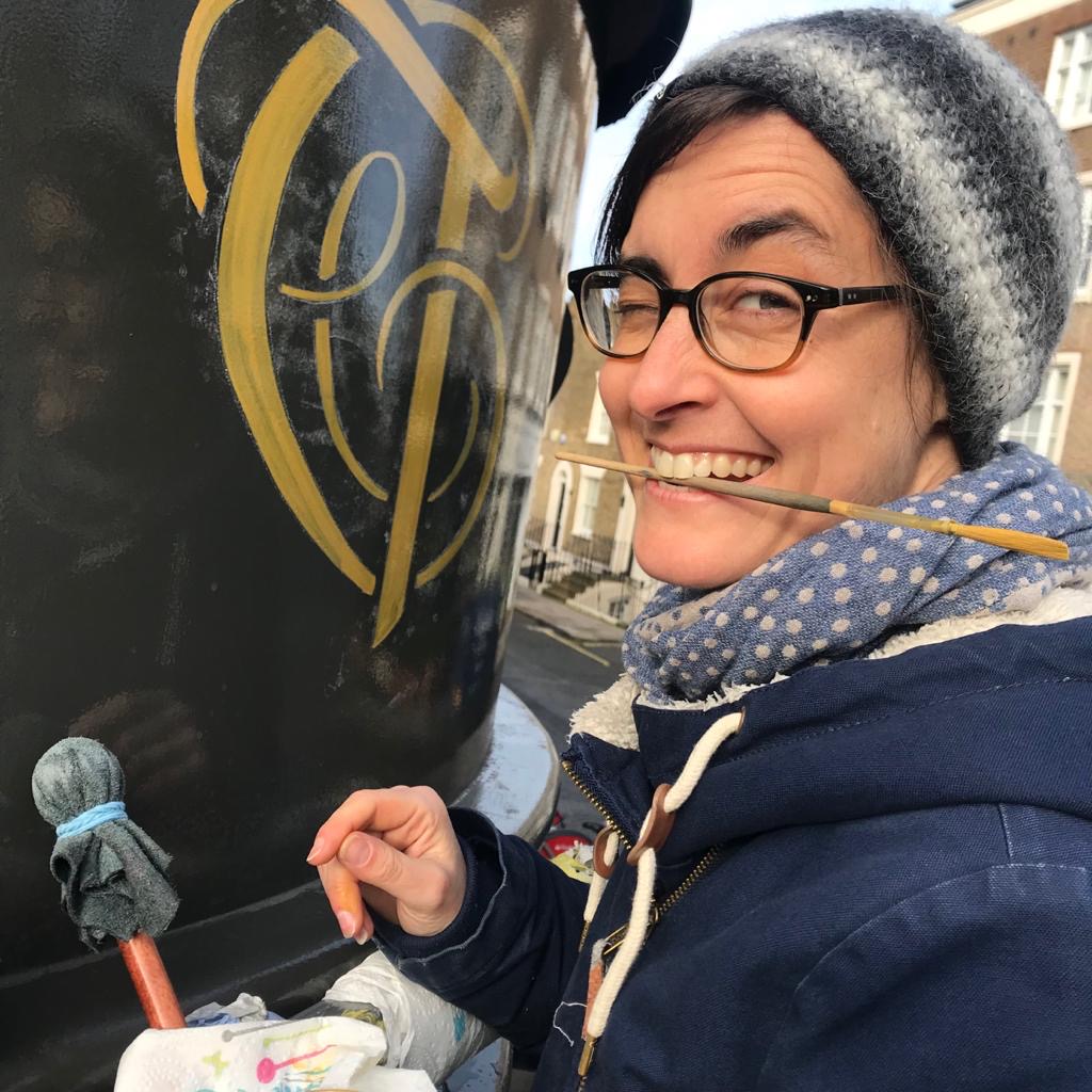 signwriting Seraina Gilded Xmas sign panel for Sothebys London.

Gold Transom signs, Sign Writing Motcomb Walton Street, art gallery roman lettering signage by Seraina Signs London.