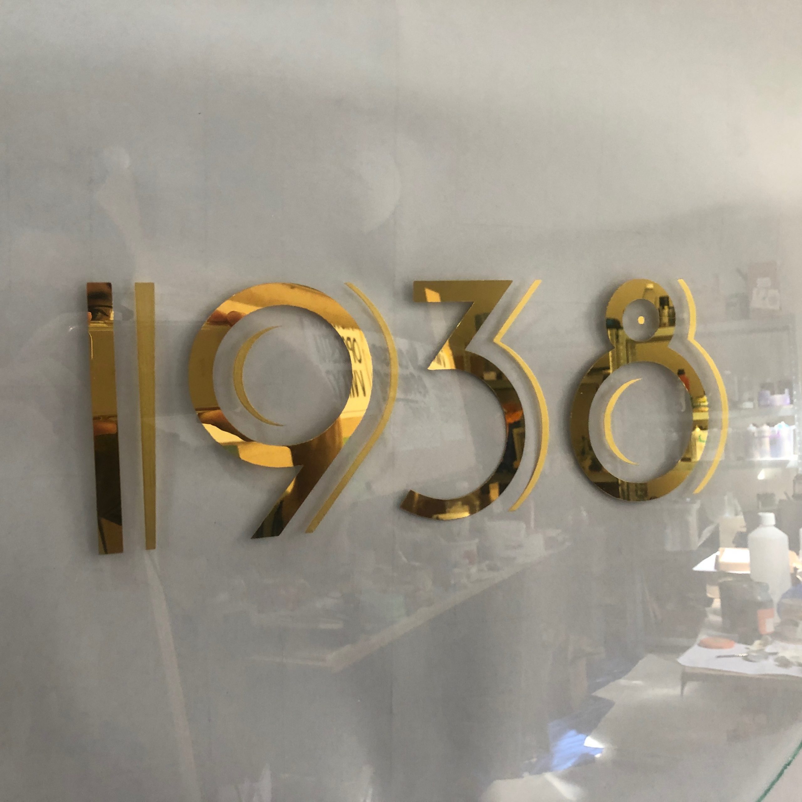 glass gilding, Gilded Xmas sign panel for Sothebys London.

Gold Transom signs, Sign Writing Motcomb Walton Street, art gallery roman lettering signage by Seraina Signs London.