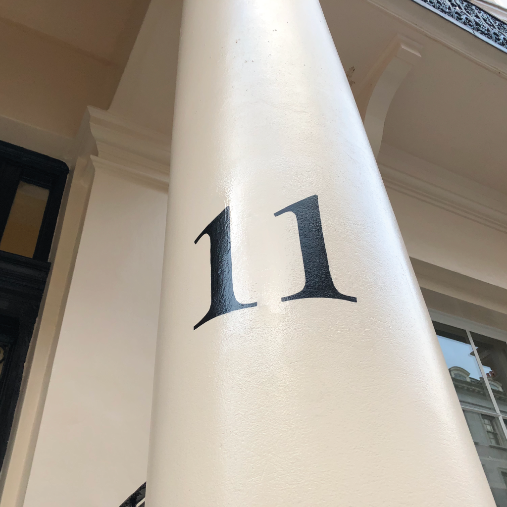 seraina signs London sign writer. London house Numbers and transom gilding fanlight house titles restored, gold leaf numbers painted near us, seraina signs London