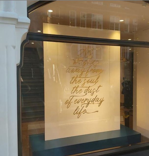 Gilded Xmas sign panel for Sothebys London.

Gold Transom signs, Sign Writing Motcomb Walton Street, art gallery roman lettering signage by Seraina Signs London.
