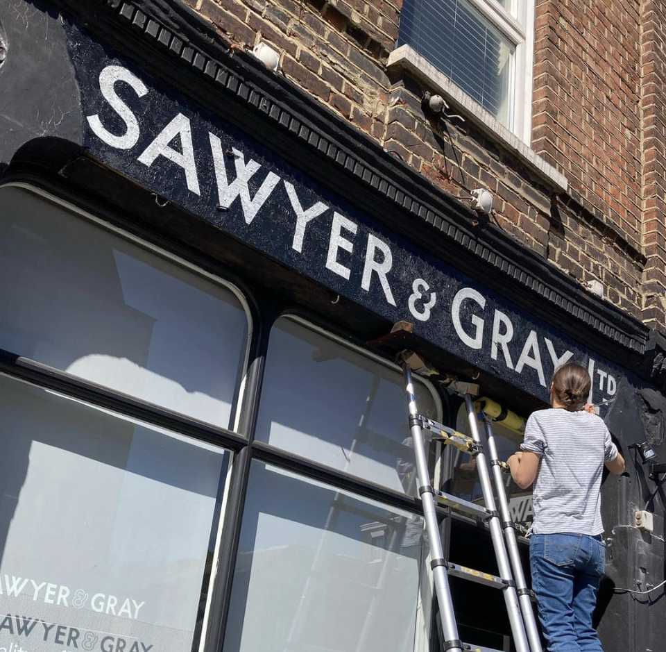 Seraina London House Number sign writer hand painted Traditional Sign painter Chelsea, Kensington, Margate London