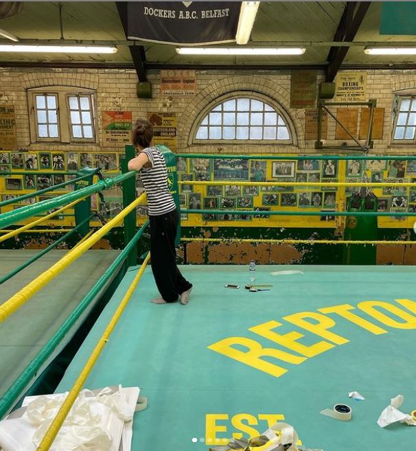 Brick Lane Sign Writer, Sign writing Seraina London, Renowned for Fine gold leaf interiors, Cafe sign painter London NGSeraina, lettering, on glass, Transom House Numbers gilding. Traditional Numerals for all London inc Dulwich, Clapham, Chelsea, Eaton Square, Pimlico.,