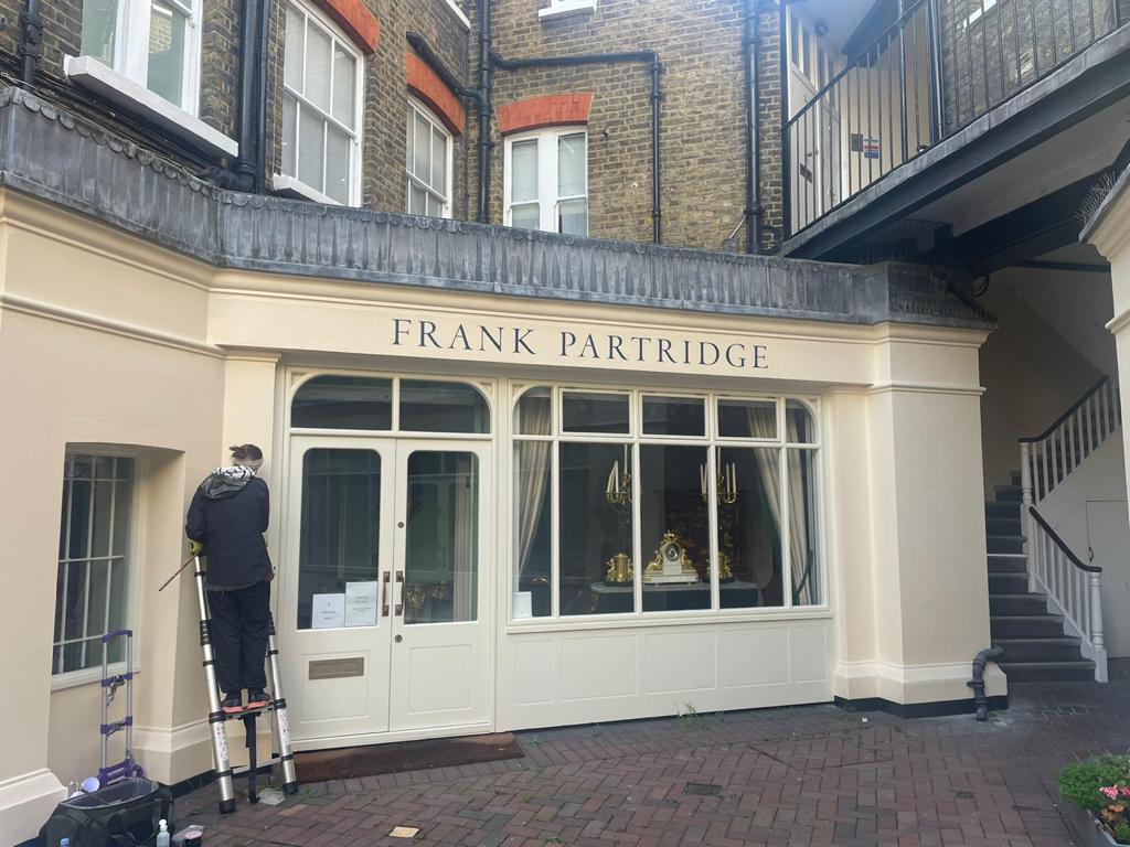 Renowned for Fine gold leaf lettering, Gold Leaf Gilding Services in London on glass, Transom House Numbers gilding. Traditional Numerals for all London inc Dulwich, Clapham, Chelsea, Eaton Square, Pimlico.