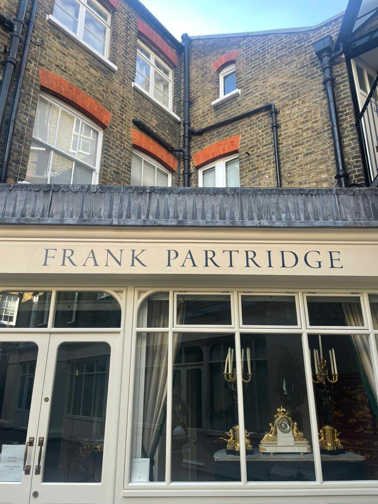 Renowned for Fine gold leaf lettering, on glass, Transom House Numbers gilding. Traditional signwriting Numerals for all London inc Dulwich, Clapham, Chelsea, Eaton Square, Pimlico.