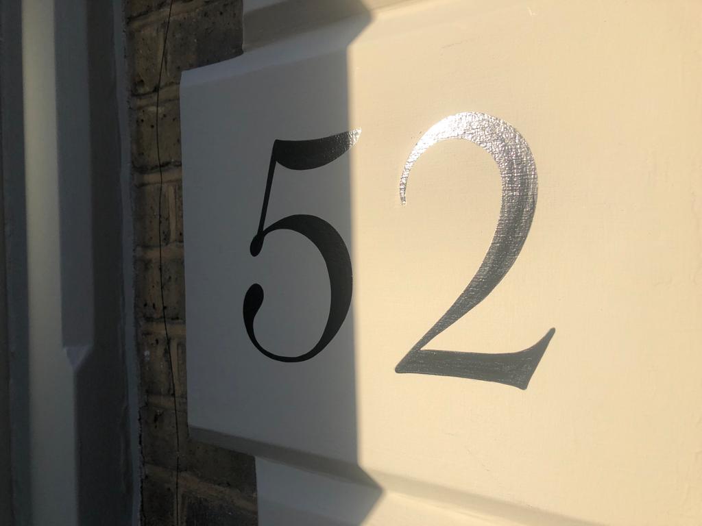 London sign writer, Roman House Number 52 teardrop Windsor Retro Traditional Sign Writing