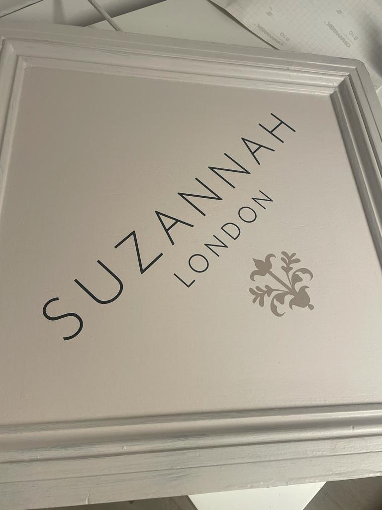 Minimalist Font design, Suzannah shop sign London Seraina, Sign writing Seraina London, Renowned for Fine gold leaf interiors, Cafe sign painter London NGSeraina, lettering, on glass, Transom House Numbers gilding. Traditional Numerals for all London inc Dulwich, Clapham, Chelsea, Eaton Square, Pimlico.,