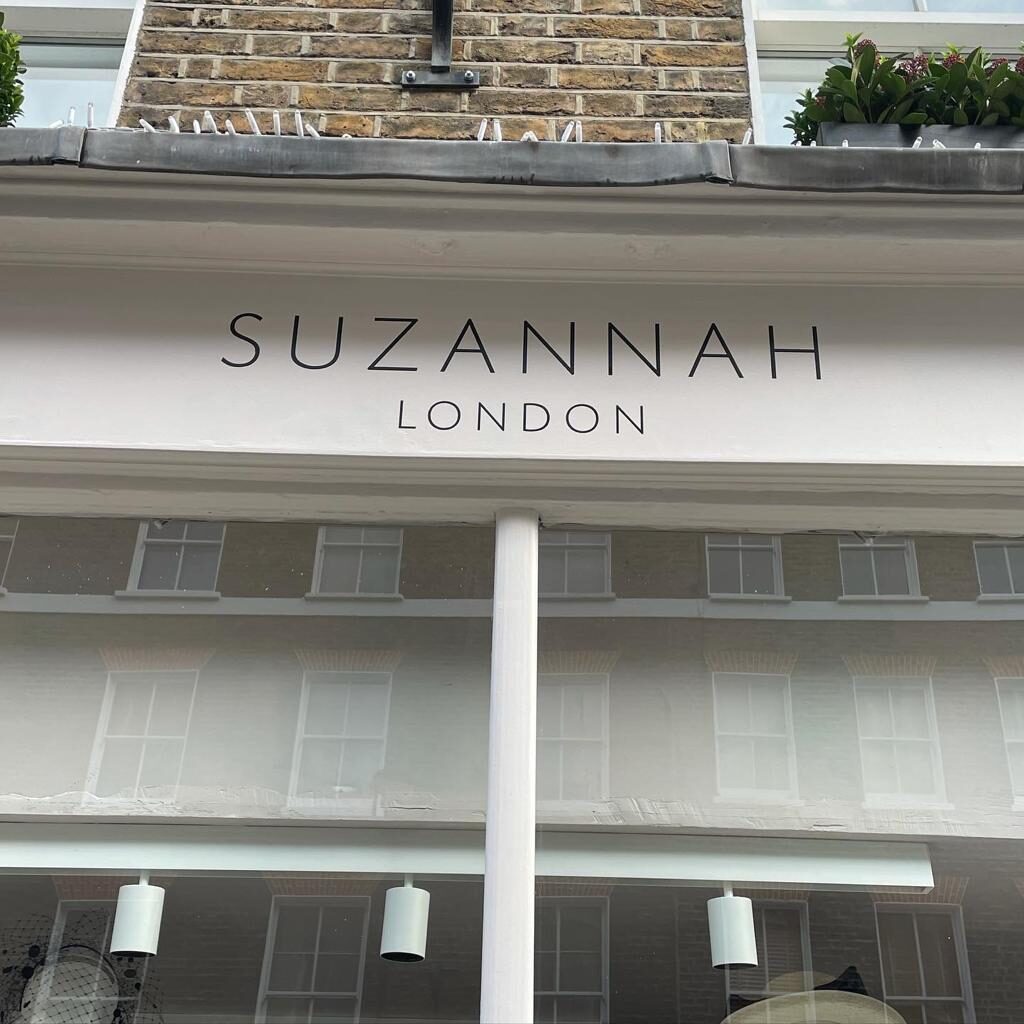 Central London signs, Sign writing Seraina London, Renowned for Fine gold leaf interiors, Cafe sign painter London NGSeraina, lettering, on glass, Transom House Numbers gilding. Traditional Numerals for all London inc Dulwich, Clapham, Chelsea, Eaton Square, Pimlico.,