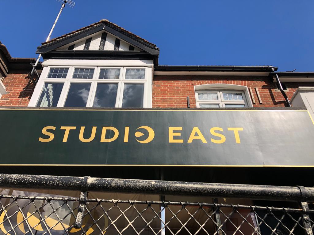 STUDIO EAST SIGN IN GOLD E8 lEYTON SIGN WRITER MAMMA MIA WARMER SIGN PAINTING DAYS!