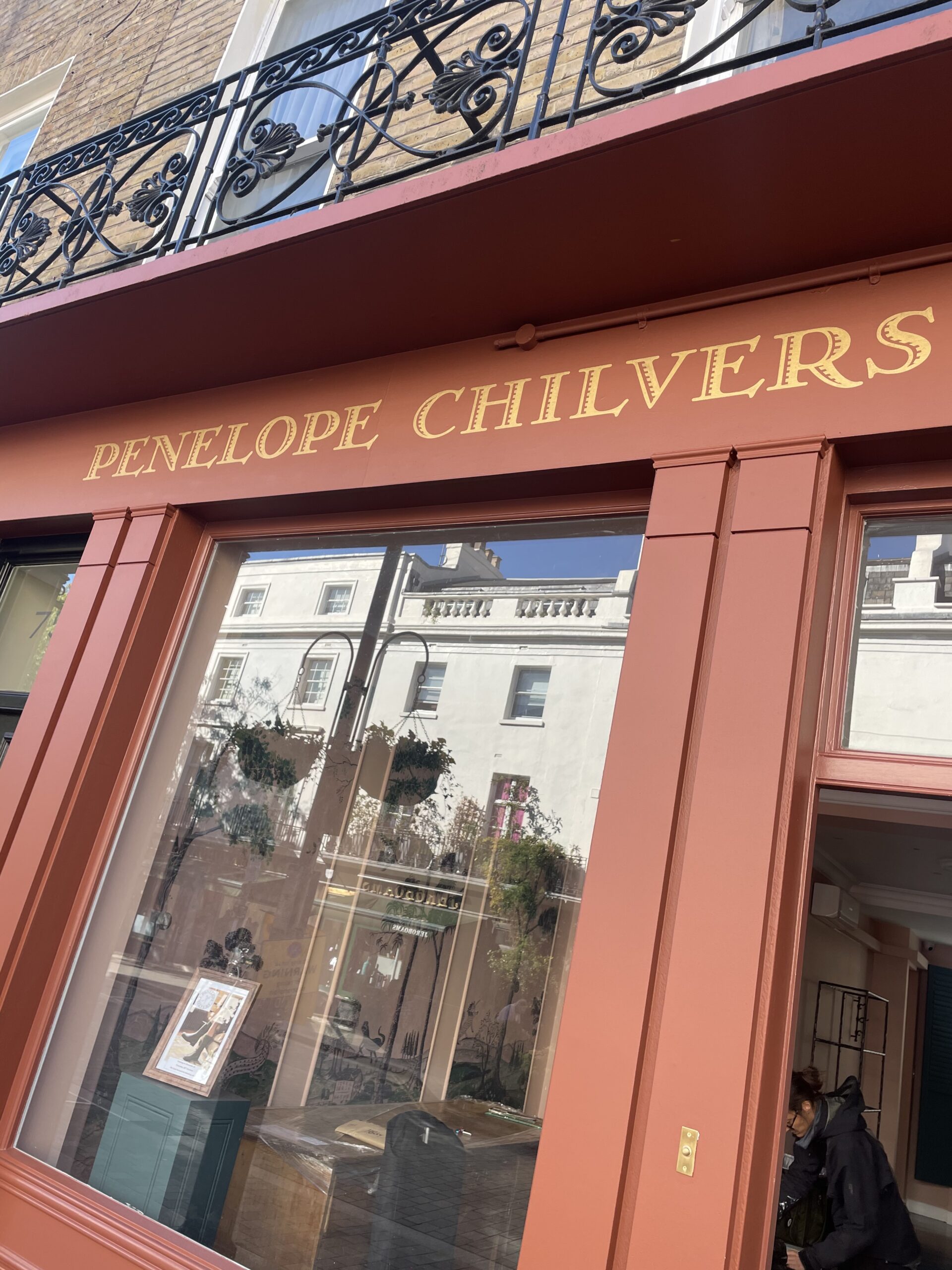 Seraina Sign writers London, London Gold Lettering & Bespoke House Numbers, Gold shop sign letters. Seraina Sign writers London, Hand Painted Traditional shop sign letters.