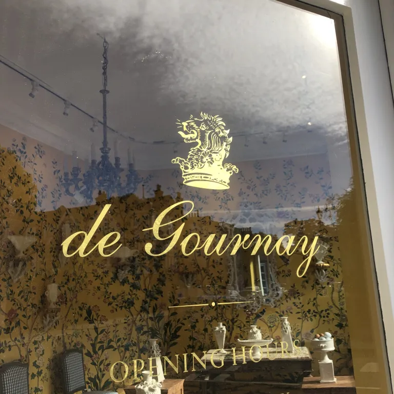 SERAINA SIGNS gold leaf specialisation. London Based SignCrafts Woman sign Painter, Seraina Sign writers London, Seraina Sign Writer: What is a Traditional Sign writer; What do Sign painters do? What Are Sign Writers Called? What does a Sign writer Do? What Paint do Sign Writers Use?