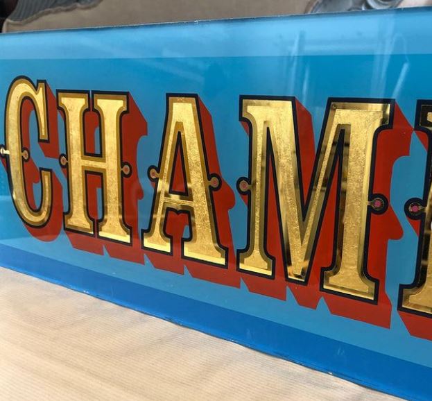 Traditional sign writer Seriana