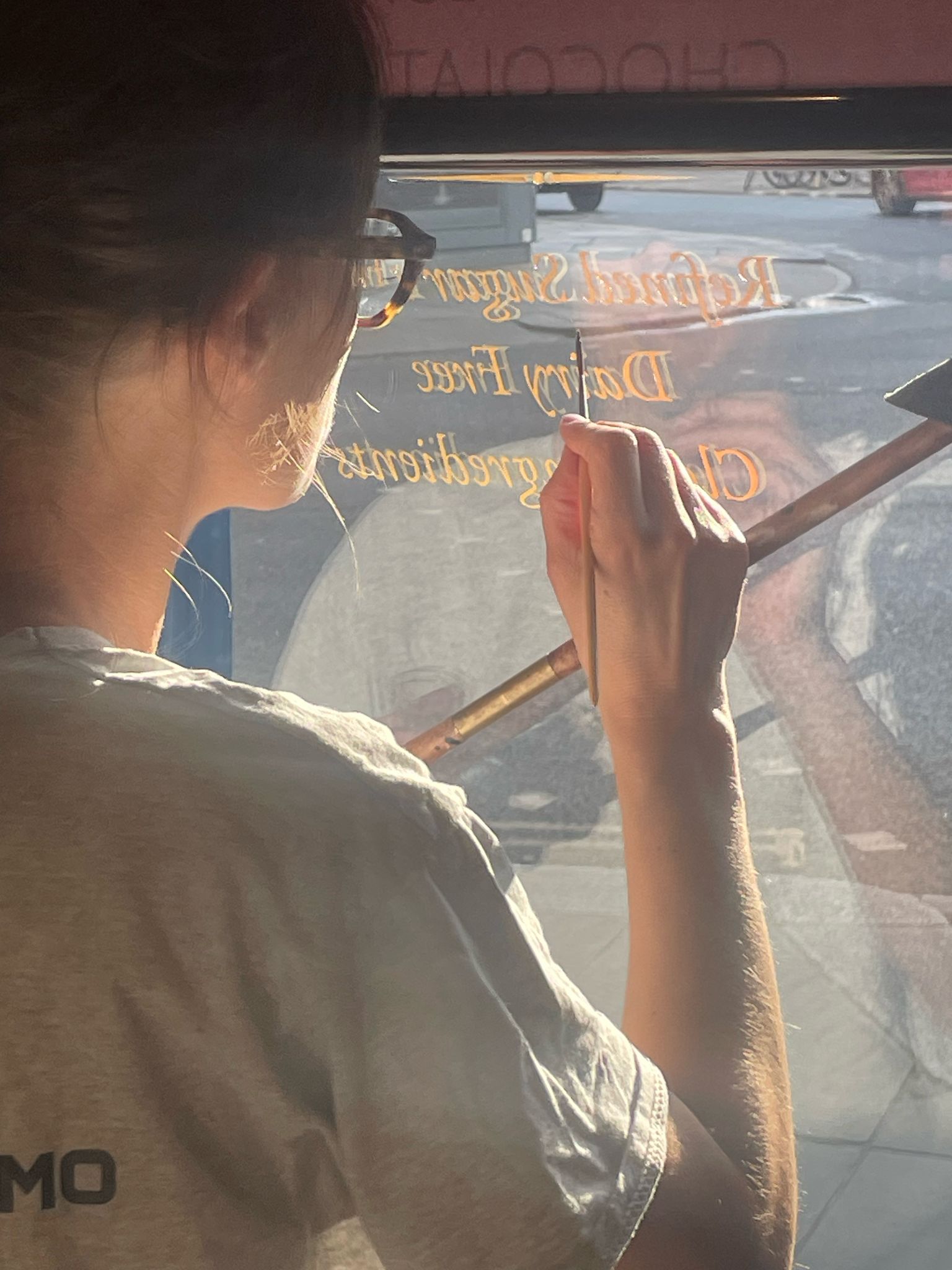 Seraina Hand gild lettering onto glass