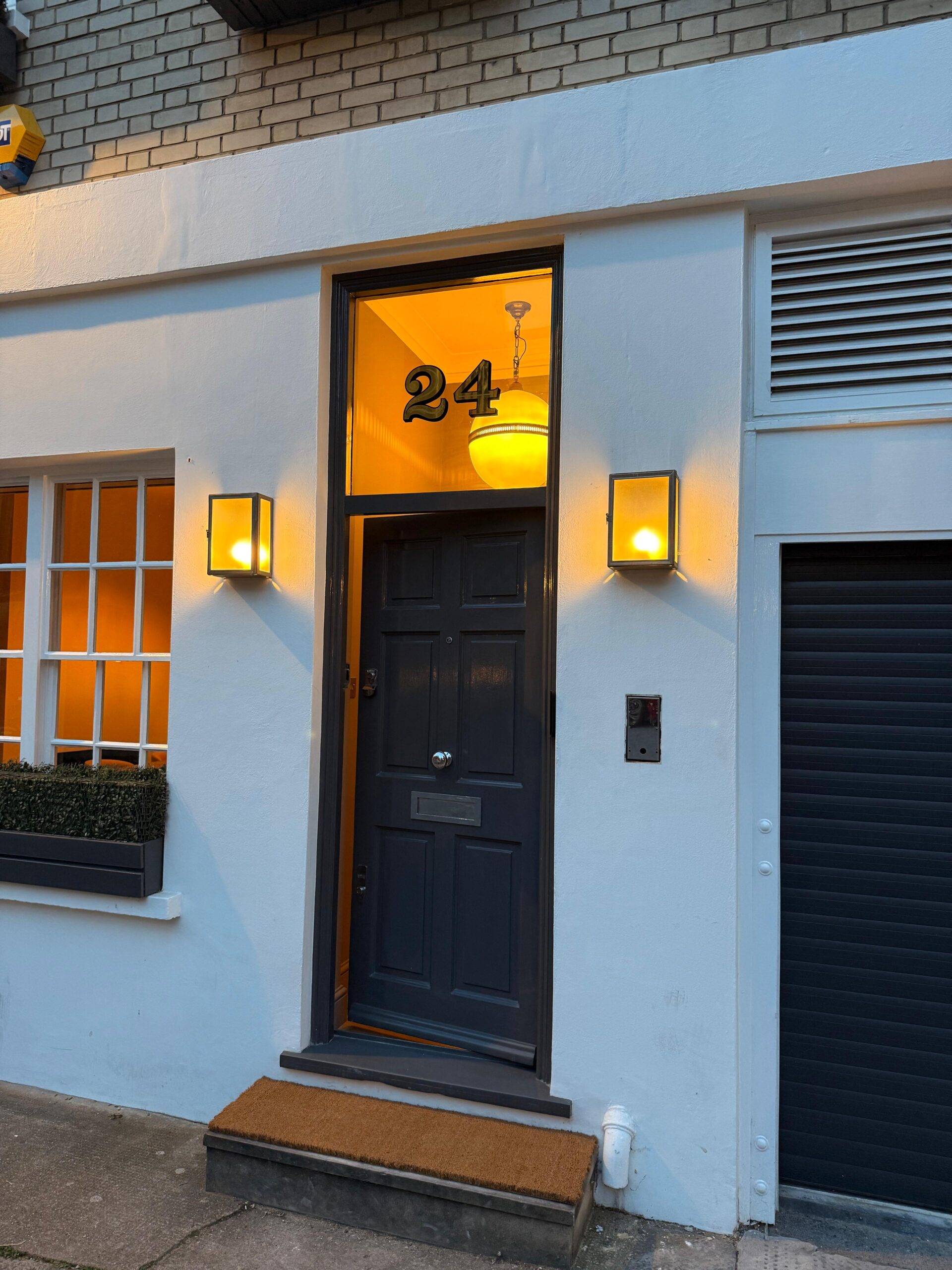 Traditional signs of London, Seraina's sign art, Gold house Number.
