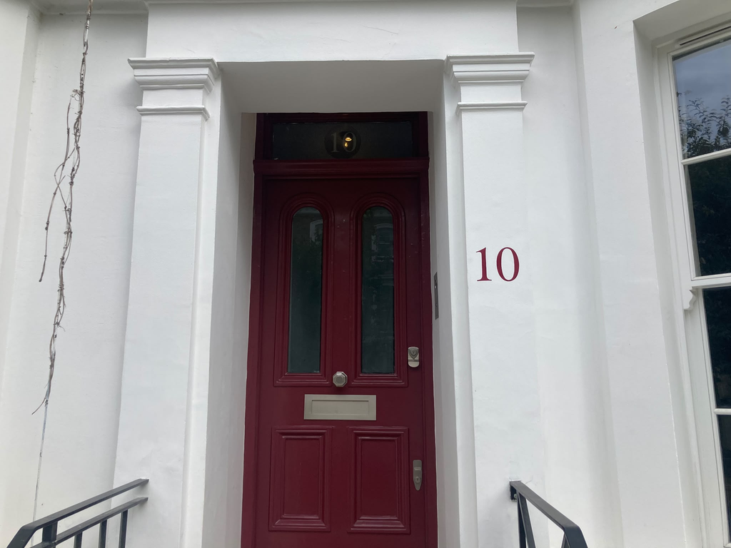 City House numbers, & titles. SW1W signwriting., Seraina Traditional sign writer of London