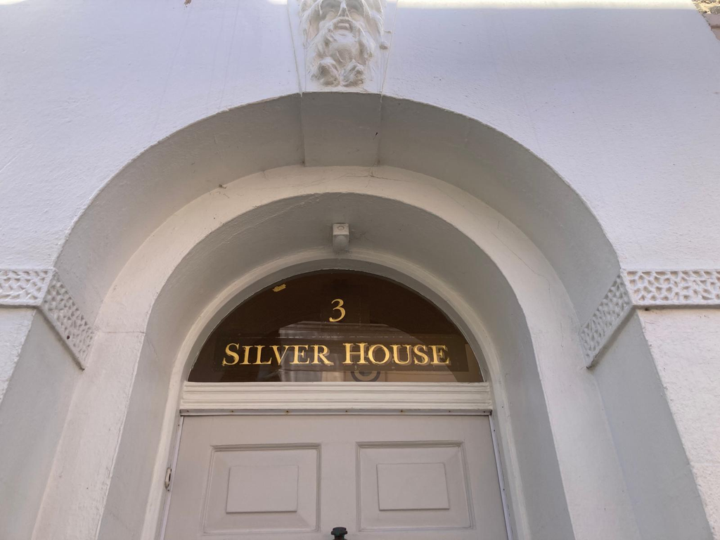 Sign Writers London, Seraina Signs for House title names and Numbers in Gold.